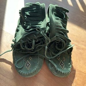 Manitobah Mukluks Green size 7 fringe boots